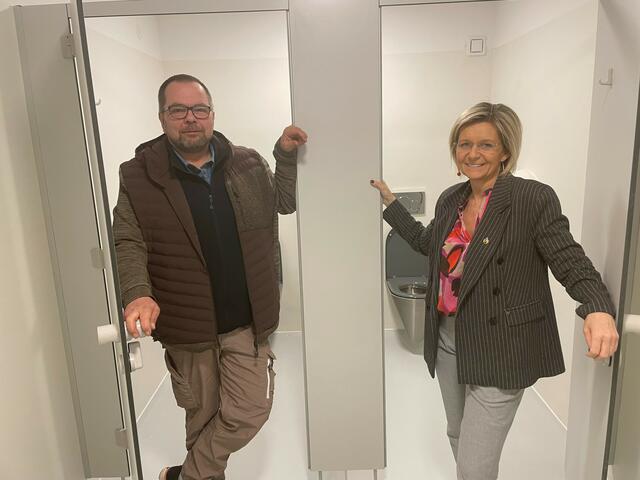 Wirtschaftshofleiter Klaus Bankhammer und Bürgermeisterin Ines Schiller bei der Besichtigung der neuen Toilettenanlage. | Foto: Stadtgemeinde Bad Ischl