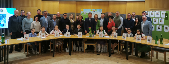 Politik über Parteigrenzen hinweg: Der Gemeinderat der Marktgemeinde Gamlitz mit dem neuen Kindergemeinderat | Foto: Gemeinde