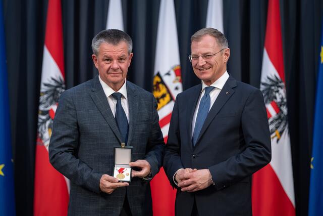 Landeshauptmann Mag. Thomas Stelzer verlieh Fritz Kampl die Kulturmedaille in Gold. | Foto: Land OÖ./Max Mayrhofer