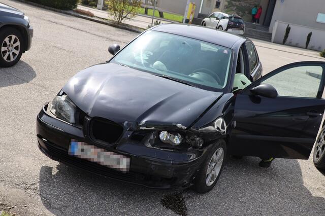 Beide Fahrzeuge wurden beschädigt, eine Lenkerin leicht verletzt. | Foto: laumat.at/Matthias Lauber