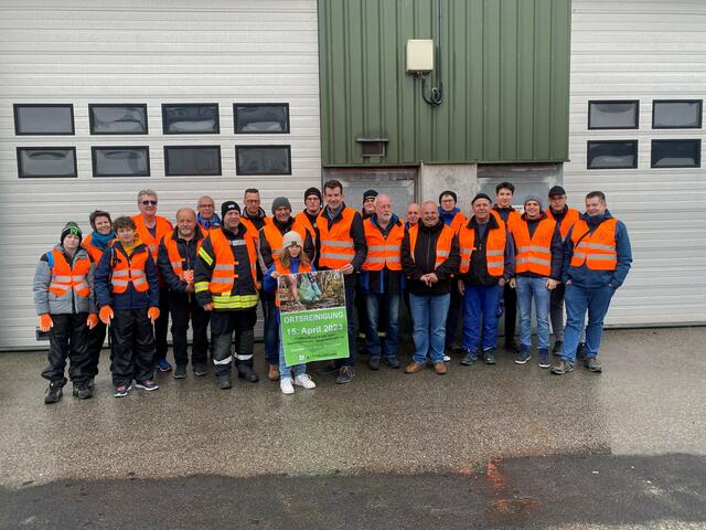 Kinderbürgermeister Paul (3a VS Kottingbrunn) und Bürgermeister Christian Macho (Mitte mit Plakat) mit den freiwilligen Helfern. | Foto: Marktgemeinde Kottingbrunn