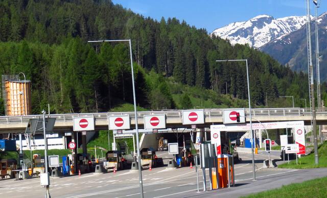 Der Arlbergtunnel ist ab 24. April, ab 07.30 Uhr, für den gesamten Verkehr gesperrt. Die regionale Umleitung erfolgt über den Arlbergpass. (Archivbild) | Foto: ZOOM.TIROL