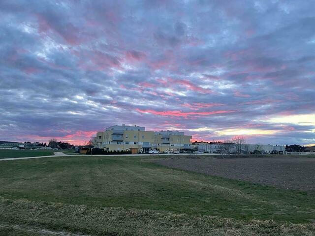 Ein ganzer Stadtteil ist über das Bauvorhaben entpört. Passend zeigt sich der Himmel in Hart. | Foto: Schweller
