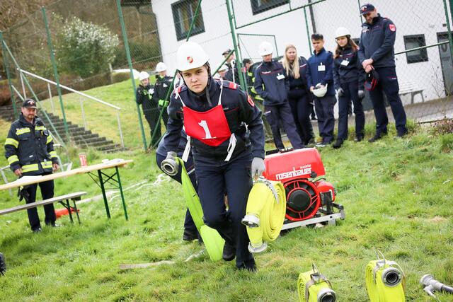 Feuerwehrleistungsabzeichen in Gold: Die Jugend zeigte in Pennewang, was sie gelernt hat und bewies Leistungsstärke. | Foto: Deutsch, Feuerwehr Wels-Land