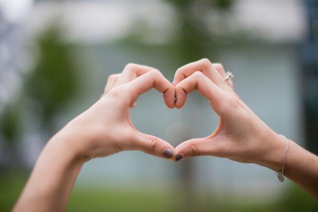 Am häufigsten drücken Österreicherinnen und Österreicher ihre Liebe durch Hilfsbereitschaft oder körperlicher Nähe aus. Das ergab eine Befragung der Partnervermittlung Parship. | Foto: Symbolfoto: Neumayr
