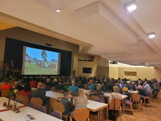 Großes Interesse beim Vortrag von "Kindern eine Chance" im Kultursaal Serfaus. | Foto: Philipp Schwarz