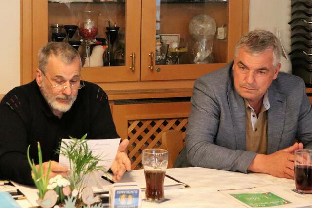 Bürgermeister Karl Bohnstingl (re) als aufmerksamer Zuhörer