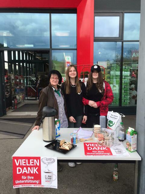 Die beiden Firmkandidatinnen Sophia Nuart und Magdalena Jabornig unterstützen Spar Mitarbeiterin Sabine Lassnig in Brückl. | Foto: privat