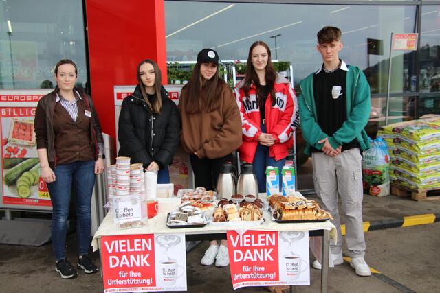 Waren schon in der Früh mit Kaffee und Kuchen bereit: Eurospar Filialleiterin Anna Primosch, die BORG Althofen Schülerinnen Selina Urabl, Nadine Kerndle und Marie Urabl, sowie Spar-Lehrling Fabian Eberhard. | Foto: Lechner