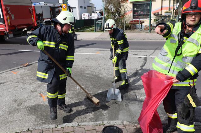 Die Feuerwehr leitete den Verkehr um und säuberte die Unfallstelle. | Foto: laumat.at/Matthias Lauber
