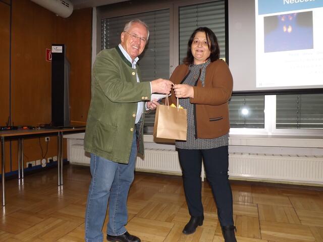 Gesundheitsreferentin und Stadträtin Martina Wiedenig dankt Doktor Scheriau für die Organisation und Moderation. (Gesundheitszentrum Kärnten) | Foto: Stadtgemeinde Hermagor