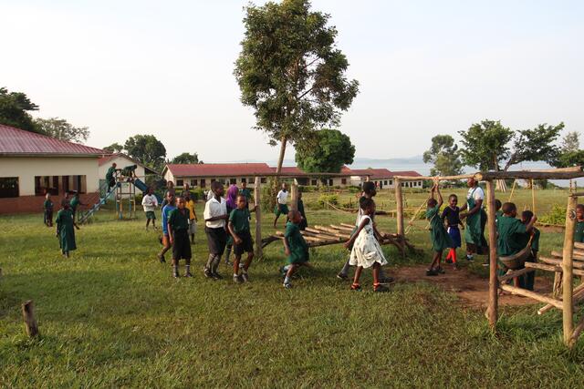 Durch die großzügige Zuwendung des Josef Marth wurde in Uganda etwas ganz Besonderes geschaffen. An einem wunderbaren See gelegen, in einer Region, in der es bisher keine Schule gab, ist die JOSEF MARTH SCHULE entstanden. | Foto: Kindern eine Chance