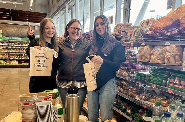 Bei Eurospar in Völkermarkt schenkten heute Vormittag schon die Caritas-HLW-Schülerinnen Emily Braunsberger und Angelina Janach mit Cindy Kitz von Spar Kaffee gegen Spenden für den guten Zweck aus. | Foto: Spar
