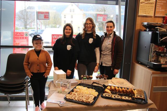 Selina Topelzer, Nadine Wieser, Sarah Thanner und Spar-Lehrling Lena Lientschnig sammelten beim Spar in der Lastenstraße Spenden für die Aktion. | Foto: Lechner