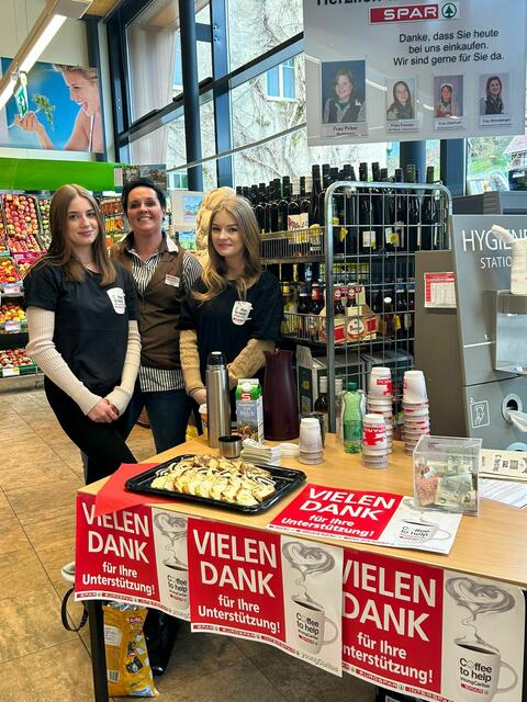 Helena Greier und Lisa Pernberger mit Spar Mitarbeiterin Sabrina Aschbacher in Klein St. Paul. | Foto: privat