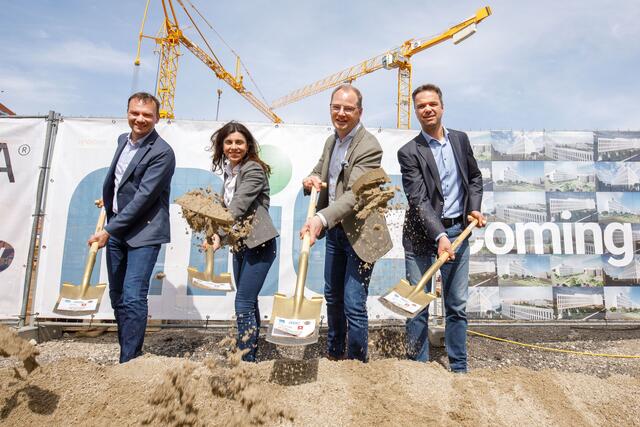 Von links: Stefan Derntl, COO von MIC, Ursula Schöneborn-Siligan, CFO von MIC, Rainer Roll, CCO von MIC, Alfred Hiebl, CFO von MIC beim heutigen Spatenstich für das neue Headquarter in Linz. | Foto: Wakolbinger