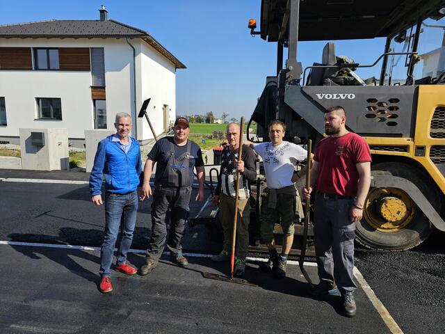 Bürgermeister Michael Stadler mit der Mannschaft der Straßenbaufirma
 | Foto: Gemeinde Weinburg