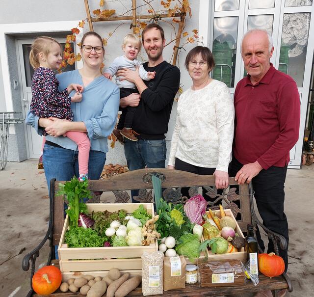 Helene, Barbara, Sebastian, Michael, Maria und Alfred (v. l.) | Foto: Biohof Holzer