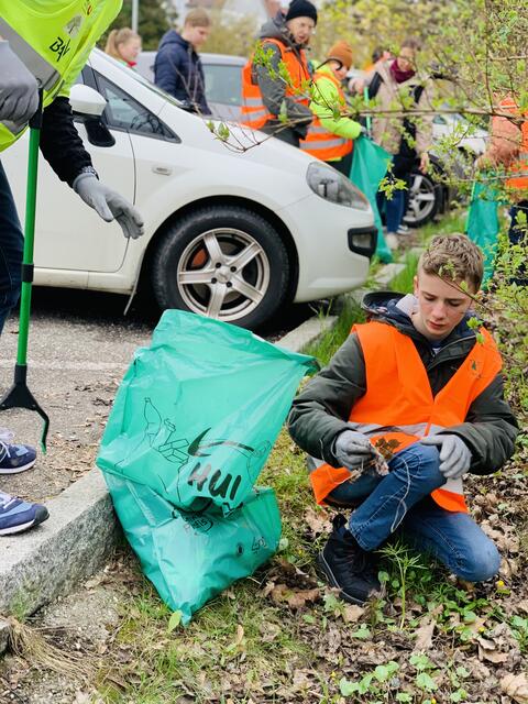 Schüler der Adalbert-Stifter-Schule im Müllsammel-Einsatz. | Foto: Clean4tler