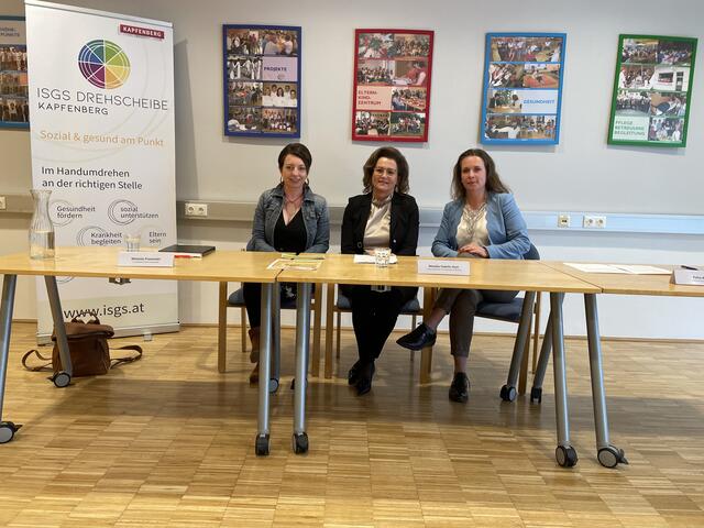 Vize-Bürgermeisterin Melanie Praxmaier, Monika Vukelic-Auer (Leiterin Sozialwesen) und Sozialarbeiterin Petra Krampl (v.l.) bei der Pressekonferenz | Foto: Kern
