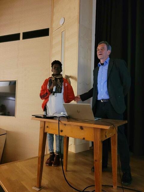 Stefan Pleger (Obmann und Gründer von Kindern eine Chance) zusammen mit der Direktorin der Josef Marth Schule. | Foto: Philipp Schwarz