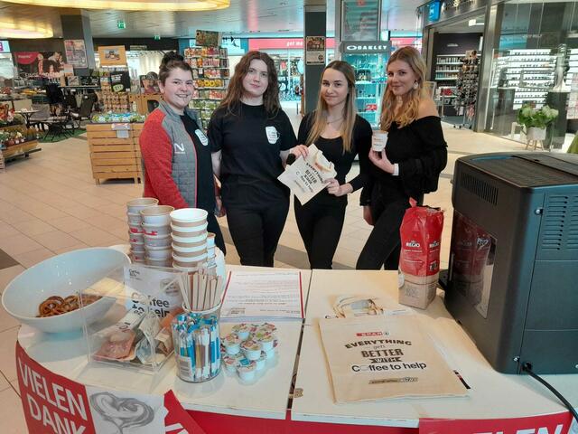 Melanie Albrecht, Franziska Kampl, Lilly Egger und Anna Wank von der HLW Caritas schenkten beim Interspar Kaffee aus. | Foto: Lechner