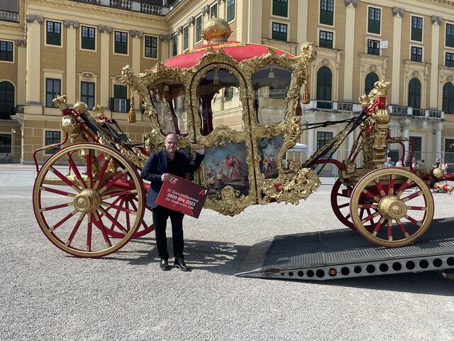 Die Kutschenreplik des Krönungswagens von Kaiser Joseph II ist nicht nur das Highlight der Show „Austria for life“, sondern sie wird nach der Benefizshow an das Kunsthistorische Museum übergeben und in den Komplex der Wagenburg eingestellt, um Einnahmen für karitative Zwecke zu
lukrieren. | Foto: Patricia Hillinger