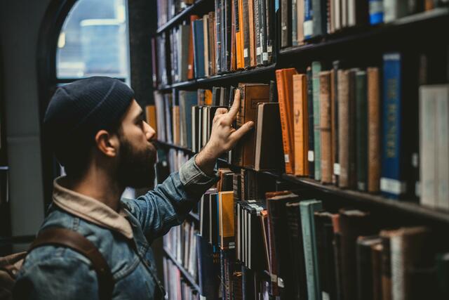 Im Mai kann man mit vier Expertinnen und Experten über wichtige politische Bücher diskutieren.  | Foto: Devine/Unsplash