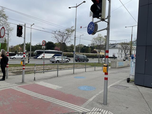 Zwischen der Prinz-Eugen-Straße und der Adolf-Blamauer-Gasse gibt es nur auf der Seite des Schweizergartens einen Radweg. | Foto: Hannah Maier