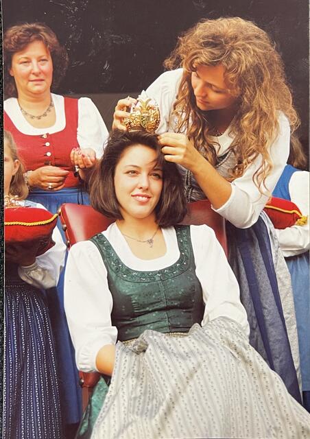 Von 1992 bis 1994 war Helene I., Lazarus, verh. Reinbacher, Weinkönigin (sitzend). 1994 bis 1996 übernahm Beatrix I., Petrowitsch, das Krönchen. | Foto: Waltraud Fischer