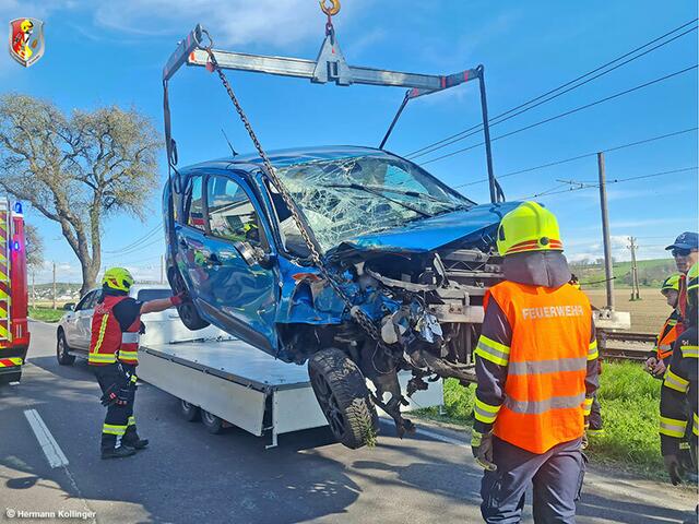 Das Auto wurde beim Unfall am21. April in Alkoven massiv beschädigt.  | Foto: Hermann Kollinger