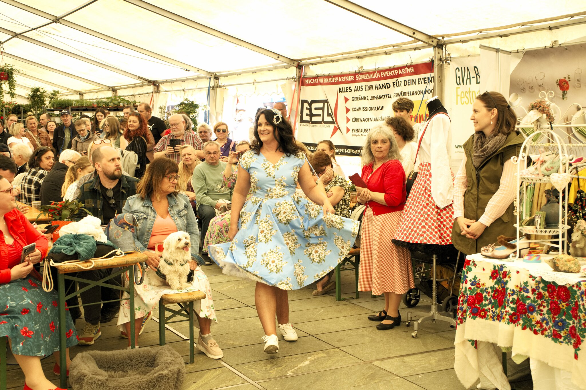 Der Frühling treibt`s bunt in Leobersdorf Blumen und Mode so bunt wie das Leben Triestingtal