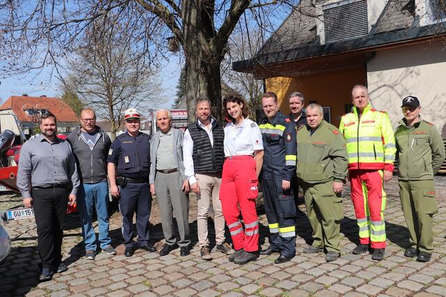 Bgm. Robert Tulnik (Bildmitte) mit den Vzbgm. Georg Thünauer und David Ziegler (beide li) sowie Vertretern der teilnehmenden Organisationen.  | Foto: Edith Ertl
