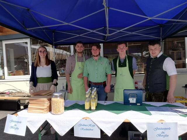 Am Verkaufsstand wird aufgekocht  | Foto: Veronika Frank