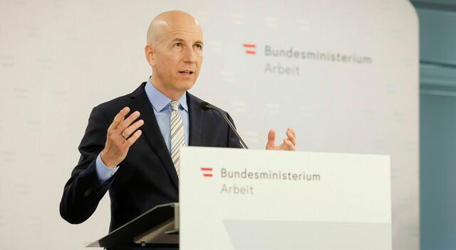 Arbeitsminister Martin Kocher (ÖVP) versiert neue Regelungen für geleistete Überstunden in Österreich.  | Foto: Andy Wenzel/bka
