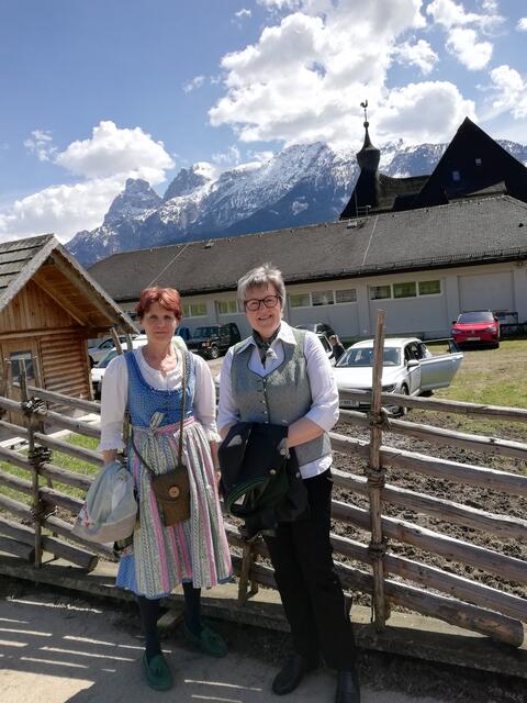 Absolventinnen am  Weg in die "alte" Schule | Foto: Veronika Frank