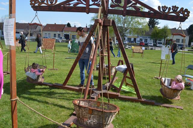 beim alten Holzkarusell waren Kinder gern gesehene Gäste