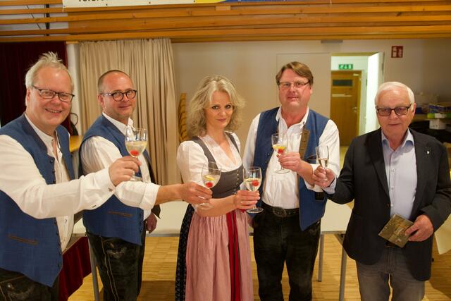 Markus Pichler, Werner Legenstein, Annemarie Pichler, Michael Scherz und Elmar Brunn stießen mit einem Glas "Gin da Silva" an.