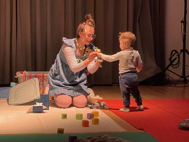 Ein mutiger Bursche hatte besonders viel Spaß an der Theatervorstellung!