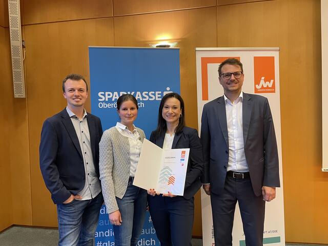 Julia Richler wurde von der Jungen Wirtschaft als "Gründerin des Jahres" im Bezirk Perg geehrt. Die Auszeichnung übergab Bezirksobmann Andreas Pfeiffer (rechts) mit seinen Stellvertretern Moritz Aschauer sowie Franziska Scheuwimmer. | Foto: BRS/Köck