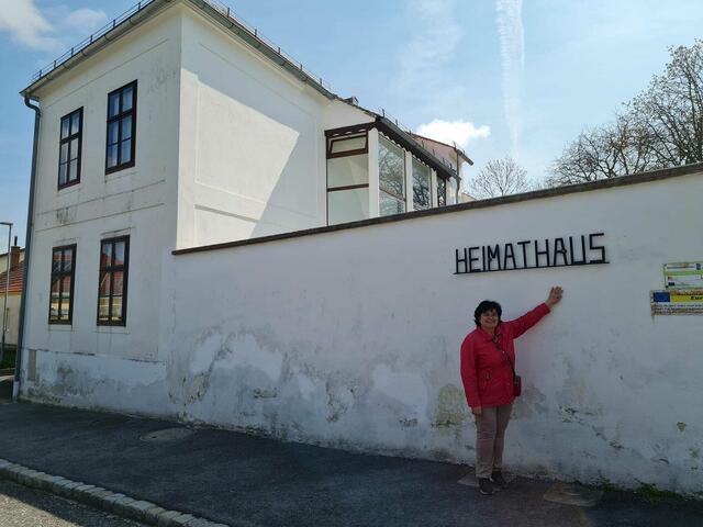 Christine Binder vor dem Heimathaus | Foto: Otto Krcal