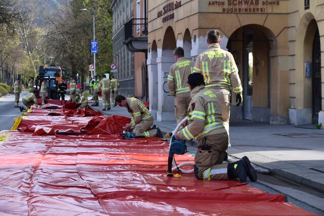 Der Hochwasserschutz muss ausgerollt und aufgeblasen werden.  | Foto: Michael Steger