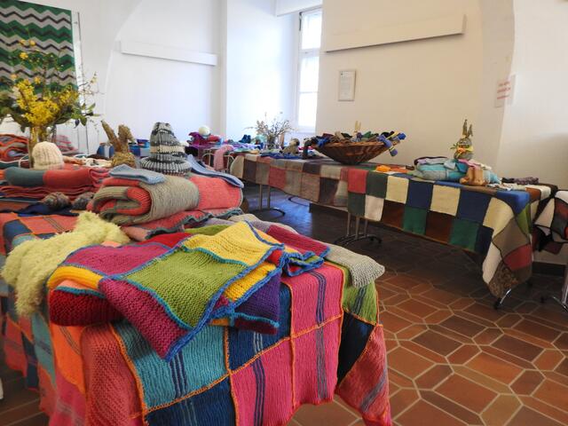 Über die Osterzeit waren die vielen Strickdecken und weitern Stricksachen im Ausstellungsraum des Stiftes Vorau zu bestaunen