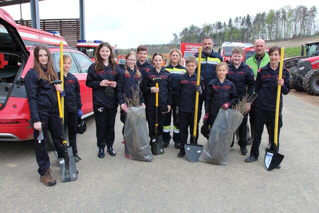 Mit Schaufel und Setzlingen machten sich die Jungflorianis an die Arbeit. | Foto: RegionalMedien