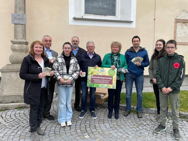 Bürgermeisterin Anette Töpfl (l.) und Gemeinderäte verteilten Samensäckchen an die Besucher der Hl. Messe in Vitis. | Foto: Marktgemeinde Vitis