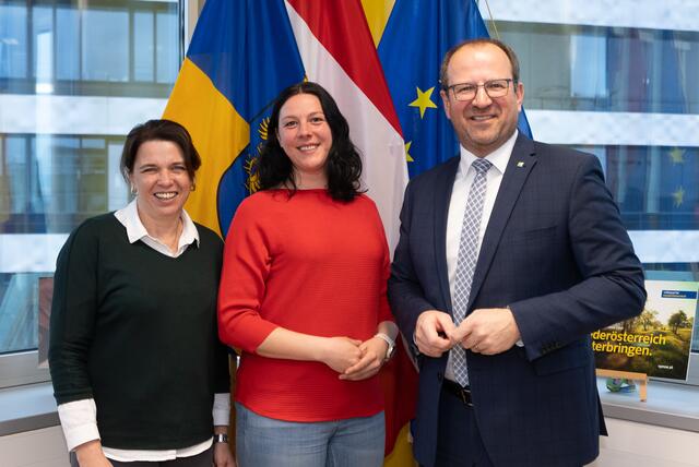 Gratulierten Raffaela Au zur neuen Aufgabe: Bundesrätin Sandra Böhmwalder und Landesgeschäftsführer Bernhard Ebner. | Foto: VP