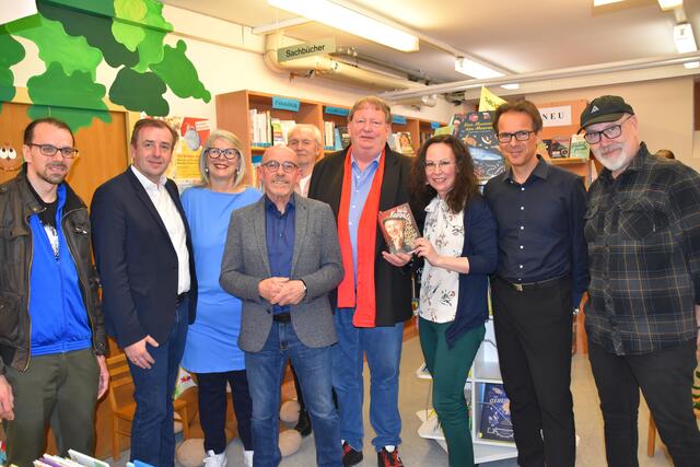 In Oberwart gab es einen Abend in memoriam Willi Resetarits: Thomas Reithmayer, NR Christian Drobits, Therezija Stoisits, Josko Vlasich, Feri Tschank, Horst Horvath, Silke Rois, Lukas Beck und DJ Nick Wukovits | Foto: Michael Strini