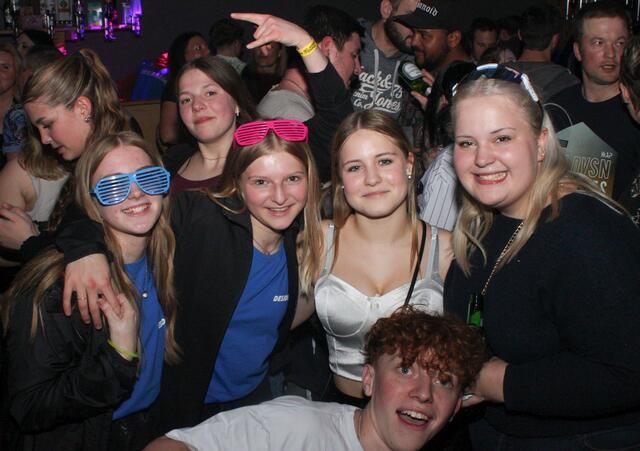 Am 22.04.2023 hat die Freiwillige Feuerwehr Pratsdorf-Hammersdorf eine unvergessliche 90er Party veranstaltet, bei der DJ Netto für die musikalische Unterhaltung sorgte. | Foto: Mátyás Székely