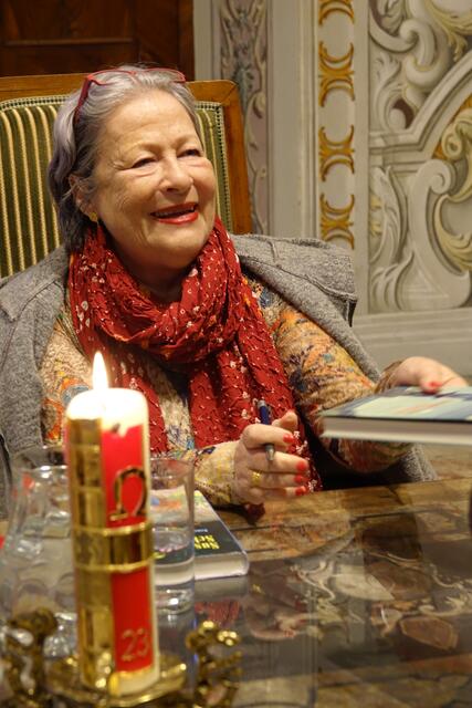 Im Anschluss an die Lesung signierte Susanne Scholl Bücher. | Foto: Josef Köll