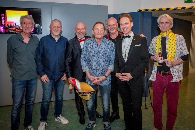 Der Stargast am 10. Prinzenball in Villach war ohne Zweifel Wolfgang Ambros (Bildmitte), der mit der Band "Wir4"  rund um Garry Lux (3.v.r.) die Ballgäste in kürzester Zeit zum Mitsingen brachte.